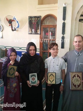 أسرة إلمانية تشهر إسلامها بمسجد التوحيد بالغردقة 11u-oo10