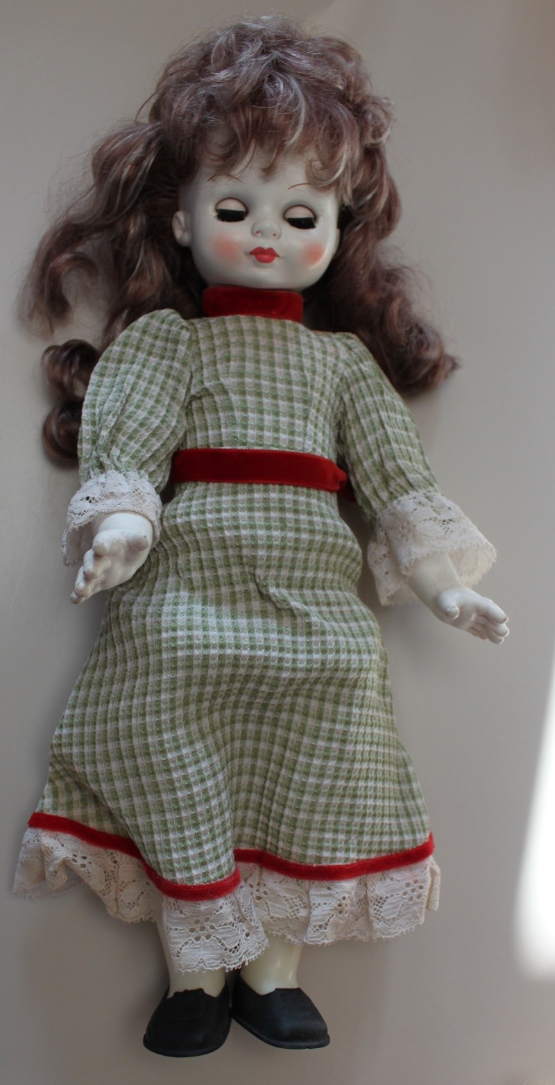 aide pour identifier deux poupées ??? Img_5213