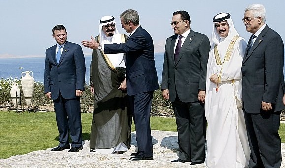 صور الرئيس مبارك حول العالم مع رؤساء العالم وسيدات العالم  810