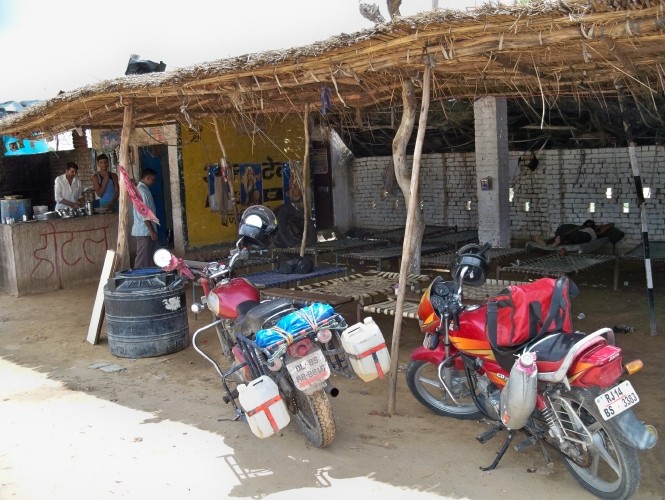 India, luglio 2010...con una Royal Enfield - Pagina 2 Resiz413