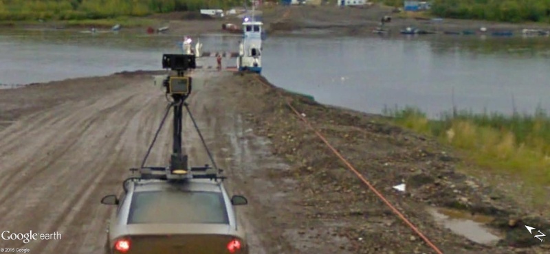 STREET VIEW : "Passe ton bac, d'abord". Un prolongement de la route sur le fleuve. Fff13