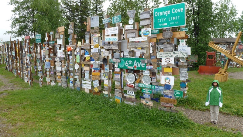 STREET VIEW :Une forêt de panneaux de direction, SIGN POST FOREST, YT, Canada P1060910