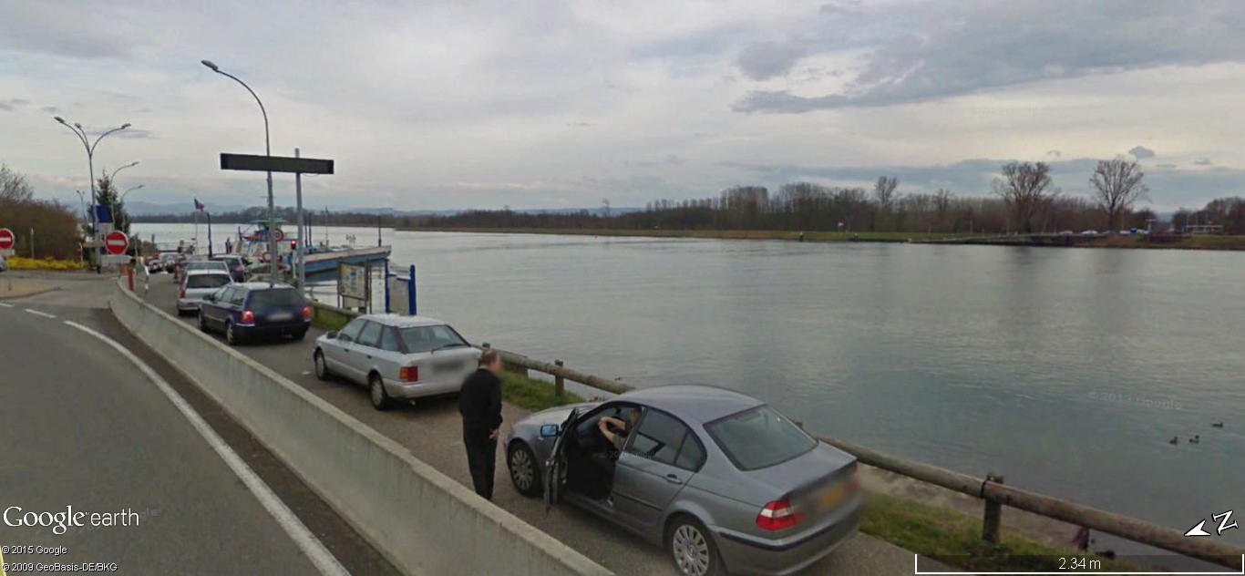 STREET VIEW : "Passe ton bac, d'abord". Un prolongement de la route sur le fleuve. S11