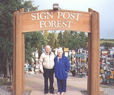 STREET VIEW :Une forêt de panneaux de direction, SIGN POST FOREST, YT, Canada Sp510