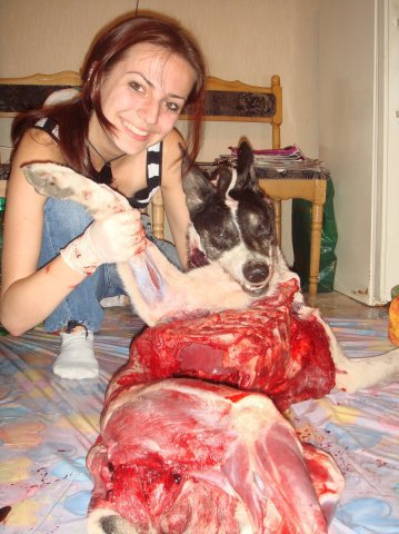 Alisa Kuzmenko découpe son chien et se prend en photo  Femme-11