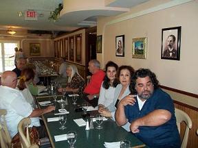 ¿QUIÉN DICE QUE "LOS QUE HACEN" ESTÁN DESUNIDOS? Desayu13