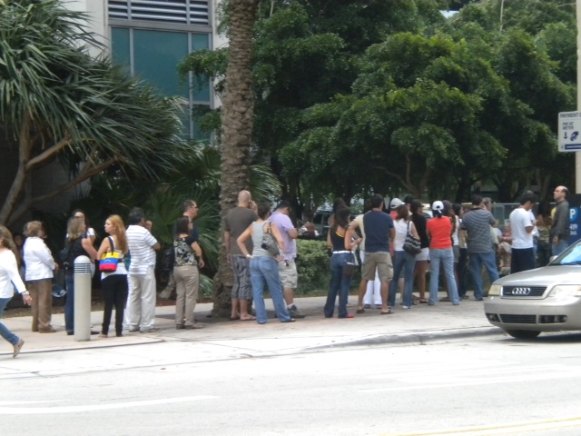 LOS VENEZOLANOS DE MIAMI ESTAN VOTANDO A TODO DAR  Dscn2019