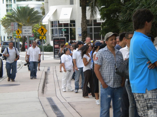 LOS VENEZOLANOS DE MIAMI ESTAN VOTANDO A TODO DAR  Dscn2045