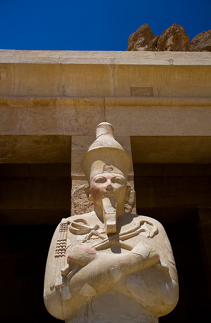 Los brazos cruzados en el Templo de Hatshepsut Templo11