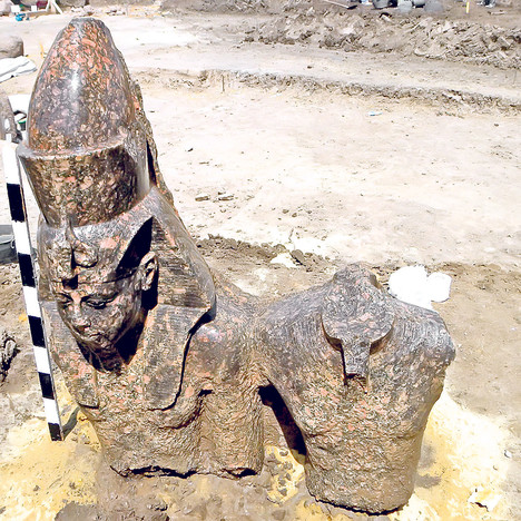 Pronnadjena statua Tutankamenovog dede! Amehot10