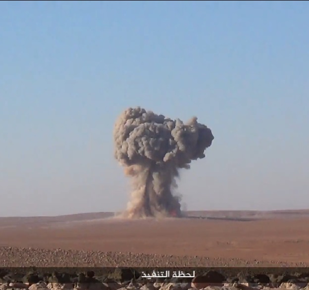 صور وفيديو اقتحام مخفر للجيش في العراق والشام بسيارة مفخخة وانفجار هائل 111