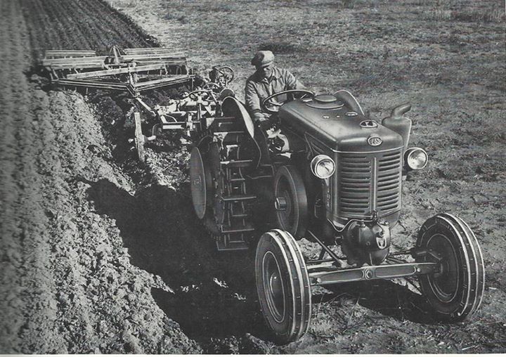 les début des tracteurs " à boule chaude" semi-diesel  11059710