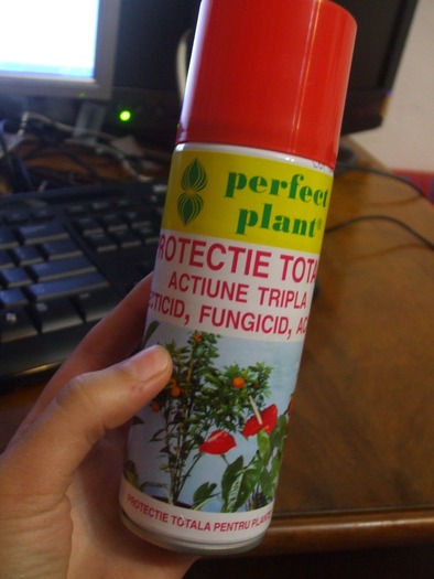 help ! pucerons blancs tuent mes plantes... 15097310