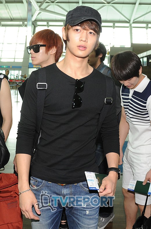 [Photo] SHINee at Airport depart to Paris  20110611