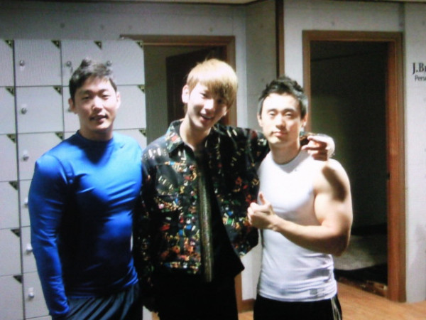 [Photo] SHINee Key took a picture with the fitness trainers 30071411