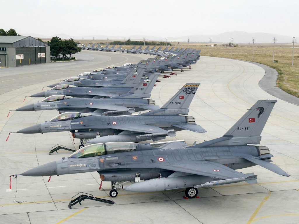 صورة تظهر جزء من أعداد F-16 في تركيا 10ov710