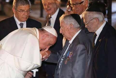 Le Pape François se prosterne devant Mammon et baise la main des Maîtres du Monde ! Sans-t13