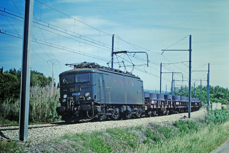 BB 8100 entre Avignon et Miramas via Cavaillon: Bb-81017