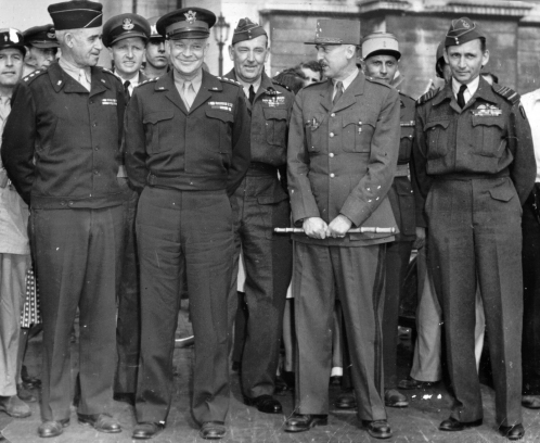 Célébrités dans la guerre - Page 3 Eisenh10