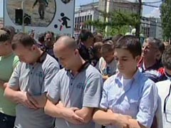 Kosovë, myslimanët falen rrugëve Protes10