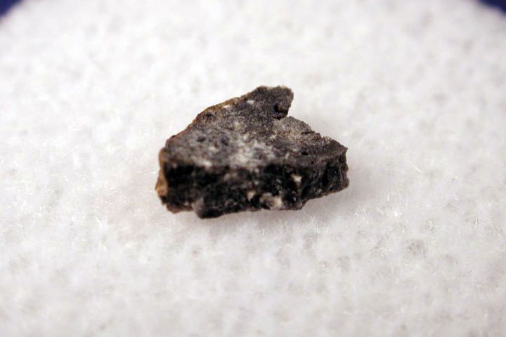 Météorite lunaire Dhofar 1084 de 68mg 211