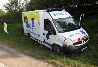 L'ambulance du Samu dans le fossé 20110410
