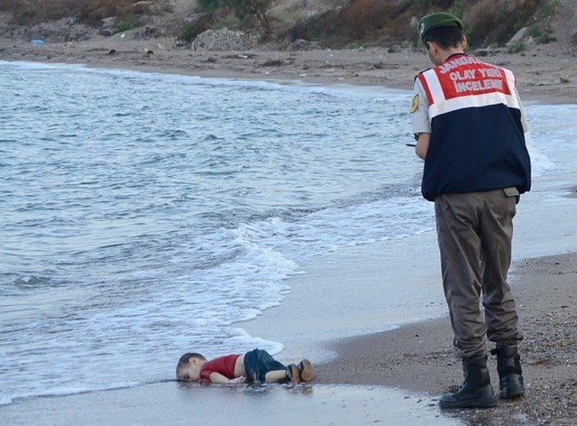 Foto de garotinho sírio encontrado morto na Turquia comove o mundo Garoti10