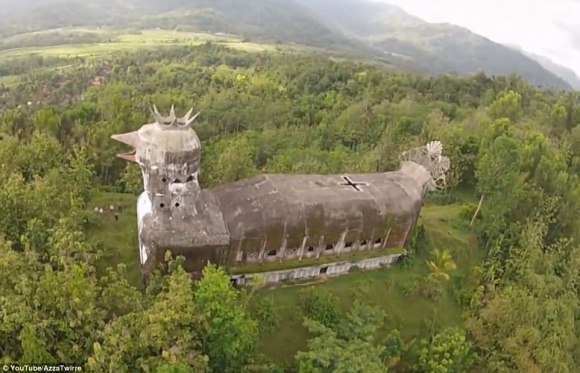 Em ruínas, misteriosa igreja em forma de galinha atrai turistas na Indonésia Gereja10