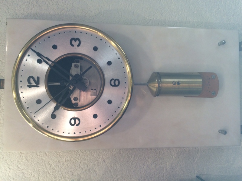 Pendule "ENH" (Ecole Nationale d'Horlogerie" Cluses : balancier à 4 aimants Img_2513
