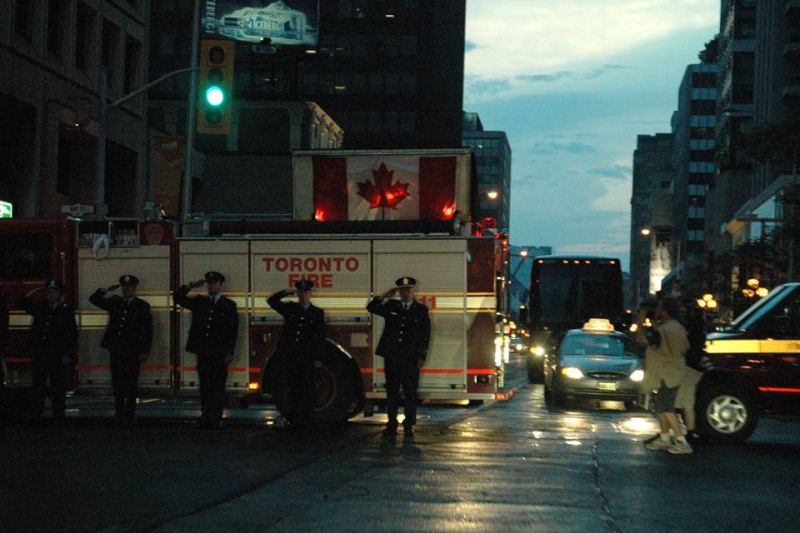 VIVE LE CANADA QUI HONORE DIGNEMENT SES SOLDATS 3010