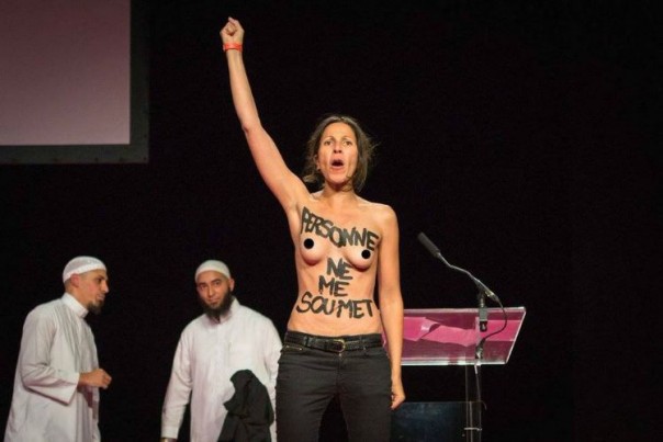 Un salon animé . Femen210