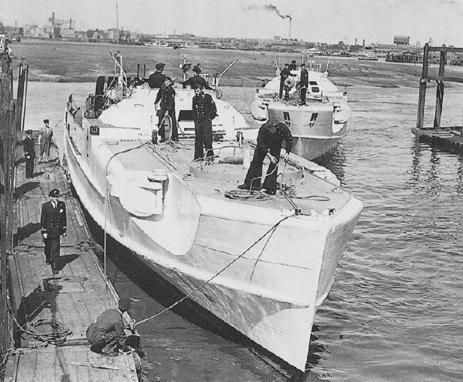 Les Schnellboote; vedettes rapides allemandes.  S221_s10