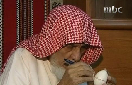   سعودي مسن يكتب القرآن على ست بيضات	 1011