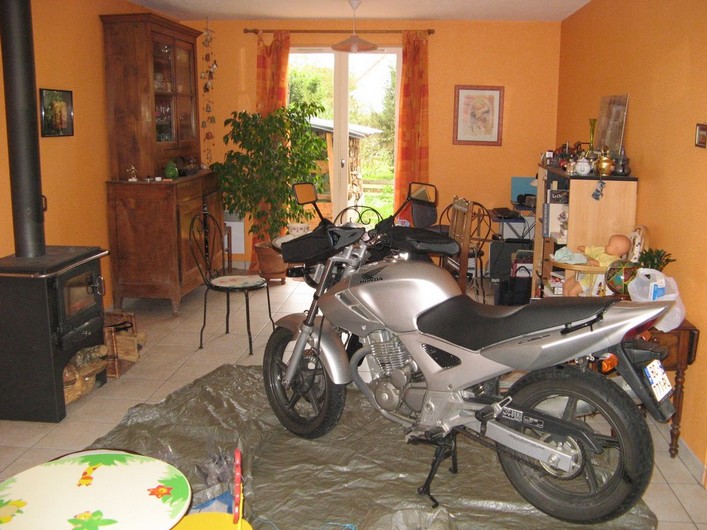 Garer sa moto dans son salon Cb250m10