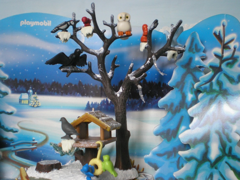 Weihnachtswelt mit PLAYMOBIL-Figuren und -Zubehör 001c3h10