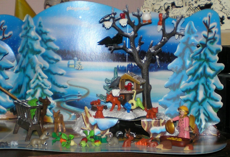Weihnachtswelt mit PLAYMOBIL-Figuren und -Zubehör 001c3k10