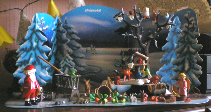 Weihnachtswelt mit PLAYMOBIL-Figuren und -Zubehör 001e2_11