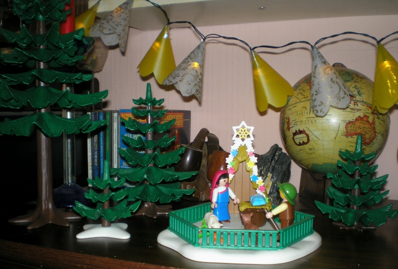 Weihnachtswelt mit PLAYMOBIL-Figuren und -Zubehör 002a_k10