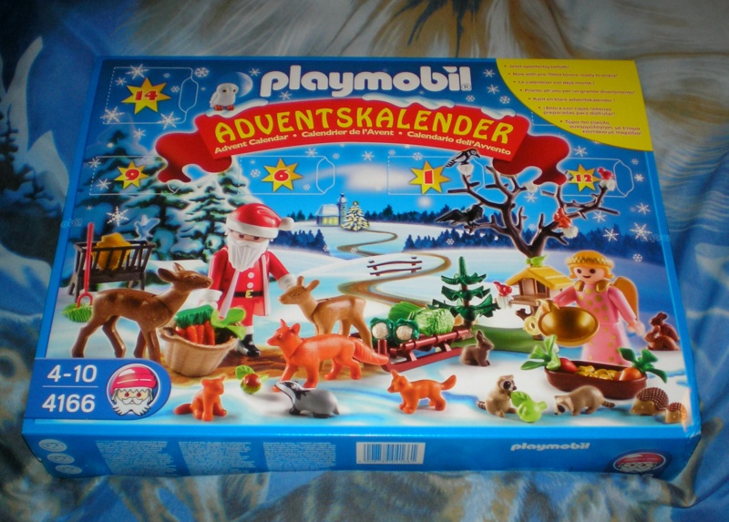 Weihnachtswelt mit PLAYMOBIL-Figuren und -Zubehör Pm_41610