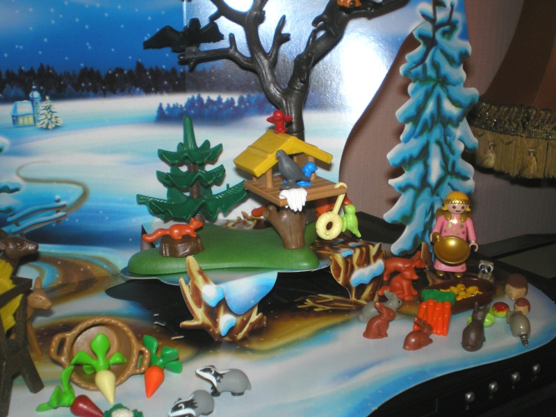 Weihnachtswelt mit PLAYMOBIL-Figuren und -Zubehör Pm_41616