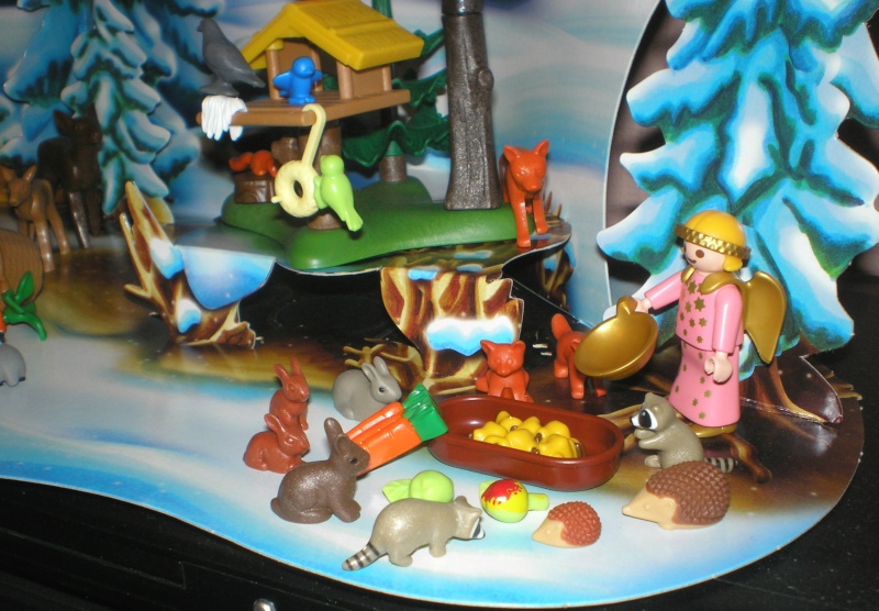 Weihnachtswelt mit PLAYMOBIL-Figuren und -Zubehör Pm_41618