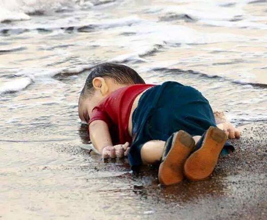 Enfant syrien sur les rives de la ville turque de Bodrum  3010