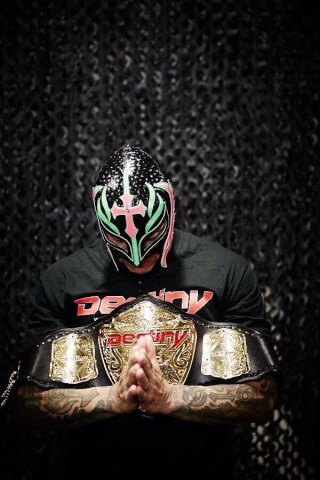 Rey Mysterio regoutte aux joies d'être champion ! Cqdln110