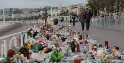 Face À La Mer (À Nice en Juillet 2016) Attent10