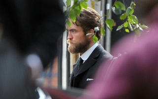 FIRST PICS OF ROB ON SET AS HENRY COSTIN 7710