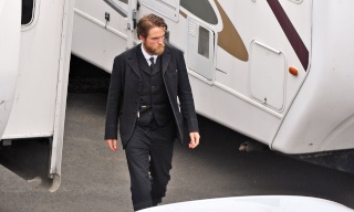FIRST PICS OF ROB ON SET AS HENRY COSTIN 7810