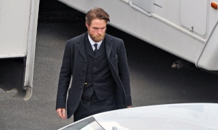 FIRST PICS OF ROB ON SET AS HENRY COSTIN 7910