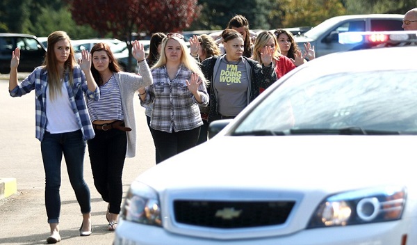 MILITARIZED OREGON POLICE PUT UCC STUDENTS INTO PRISONER LOCKDOWN FORMATIONS… HANDS BEHIND YOUR HEAD, FINGERS LACED TOGETHER… ILLEGAL SEARCHES OF PERSONAL BACKPACKS Umpqua14