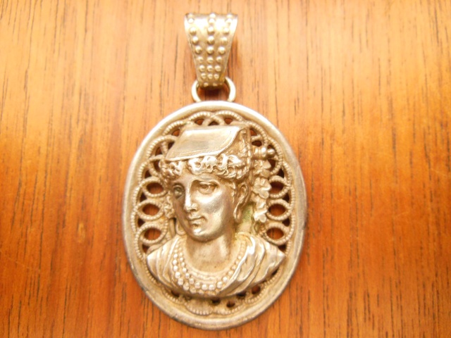 médaillon argent, visage de femme Italienne du Lazio Dscn8810