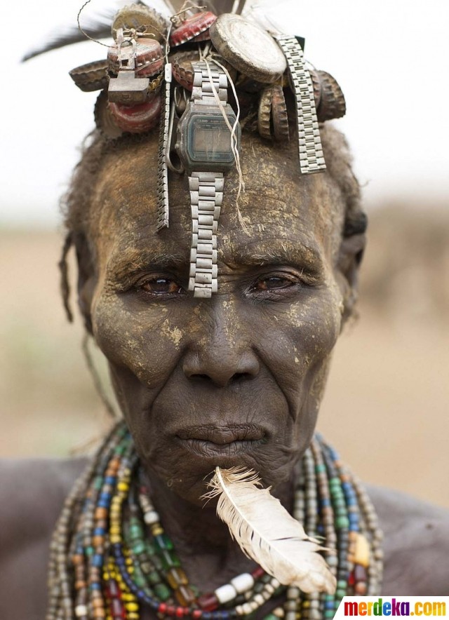 Potret suku di Afrika ubah\' tutup botol dan arloji bekas jadi perhiasan 20151110